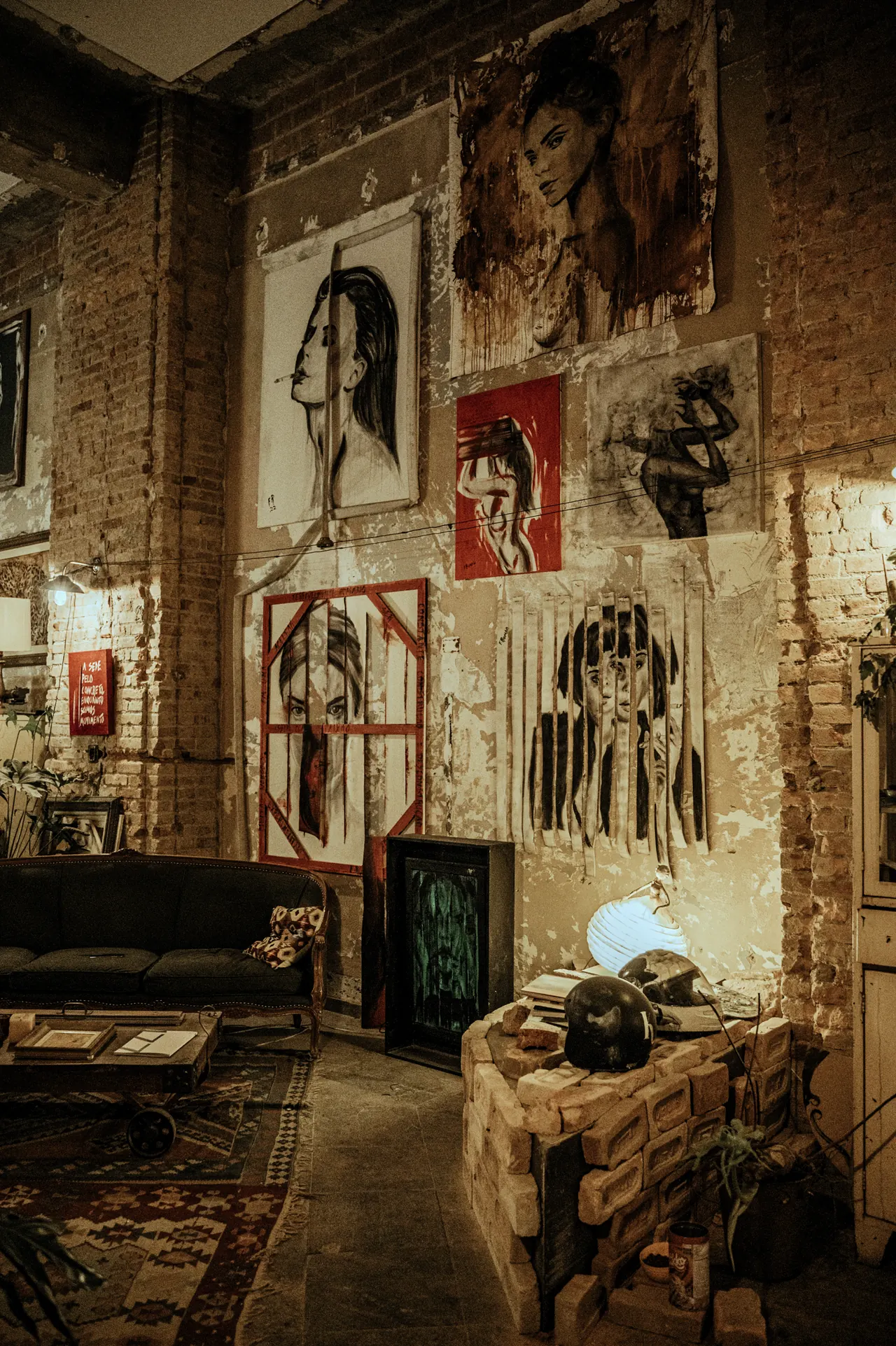ateliê com pinturas, tijolo aparente